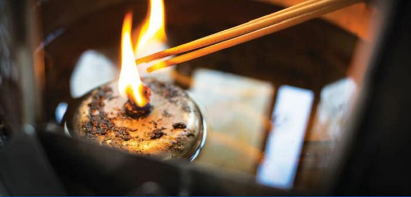 Thắp nhang khấn bái tổ tiên