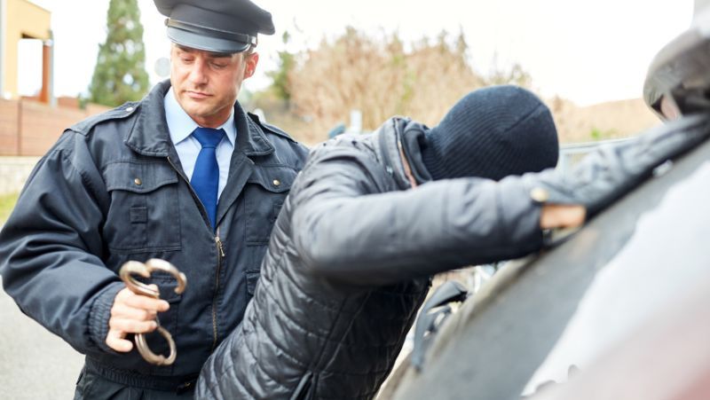 Tại sao bạn lại nằm mơ bị công an bắt?